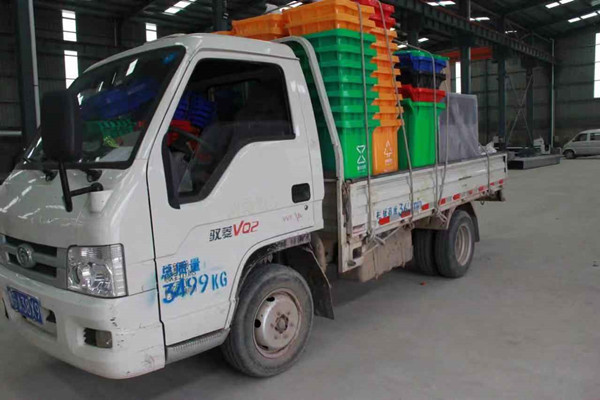 塑料垃圾桶和户外果皮箱送往机关单位